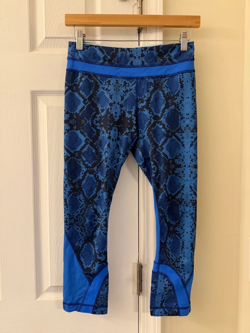 Lululemon Cropped Leggings Blue Snake Print